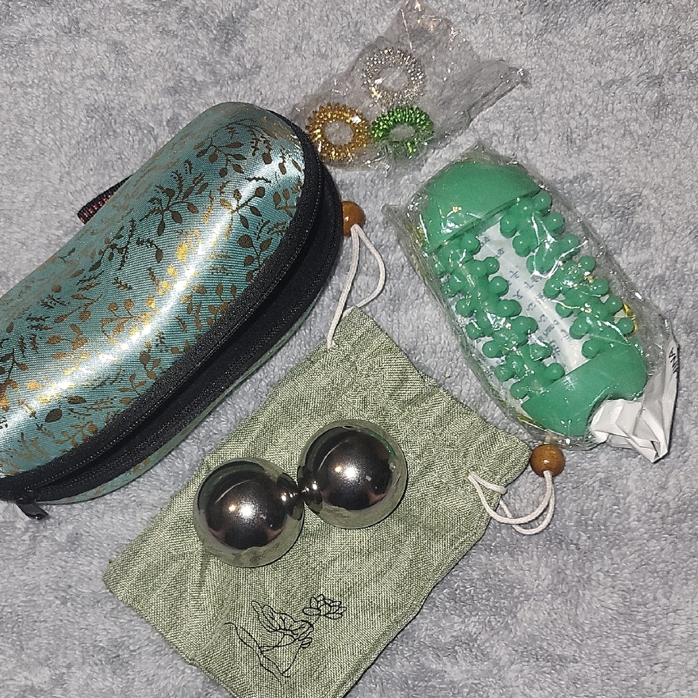 Metal Kegel Exercise Balls with Green Storage Pouch - Women Bags Accessory